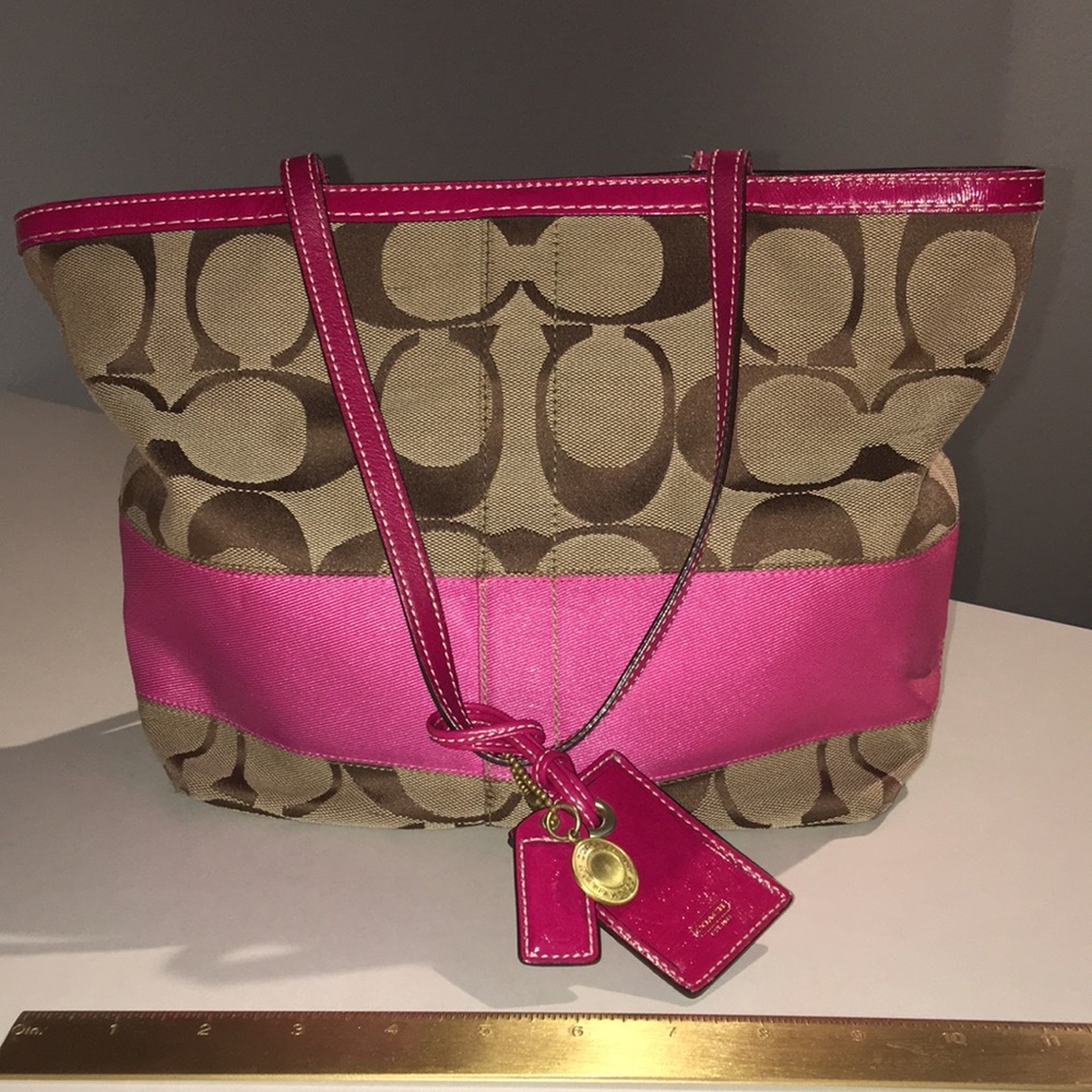 Coach logo tote with hot pink stripe 👜💖✨